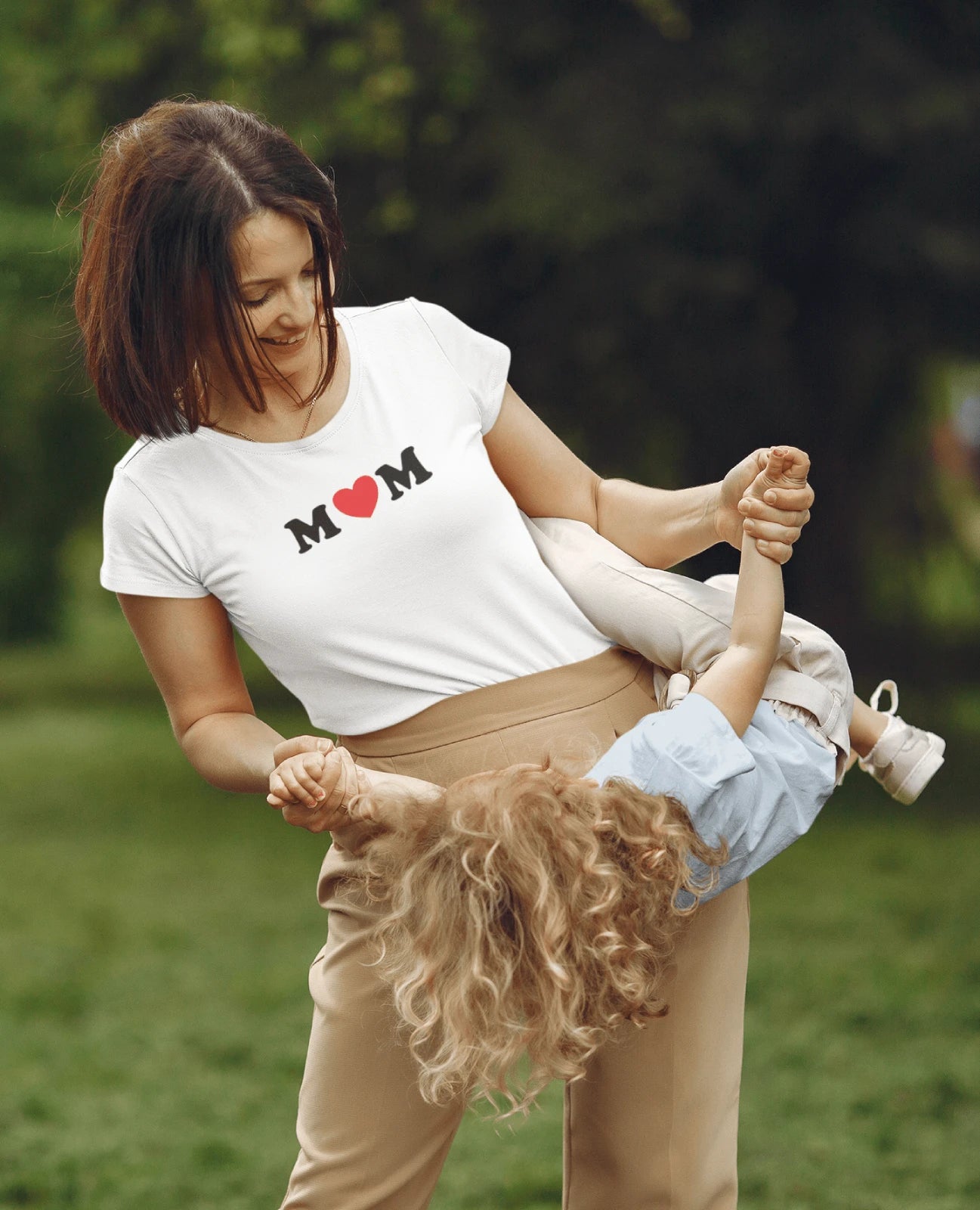 Holka v bílém tričku s nápisem mom