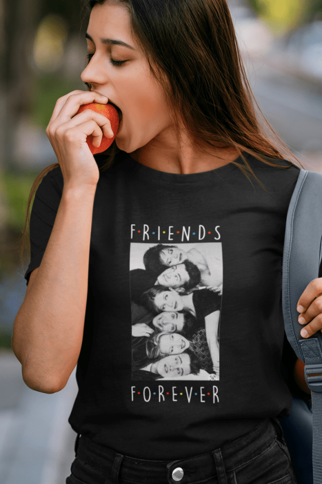 Žena v černém tričku pro fanoušky seriálu Přátelé - Friends forever