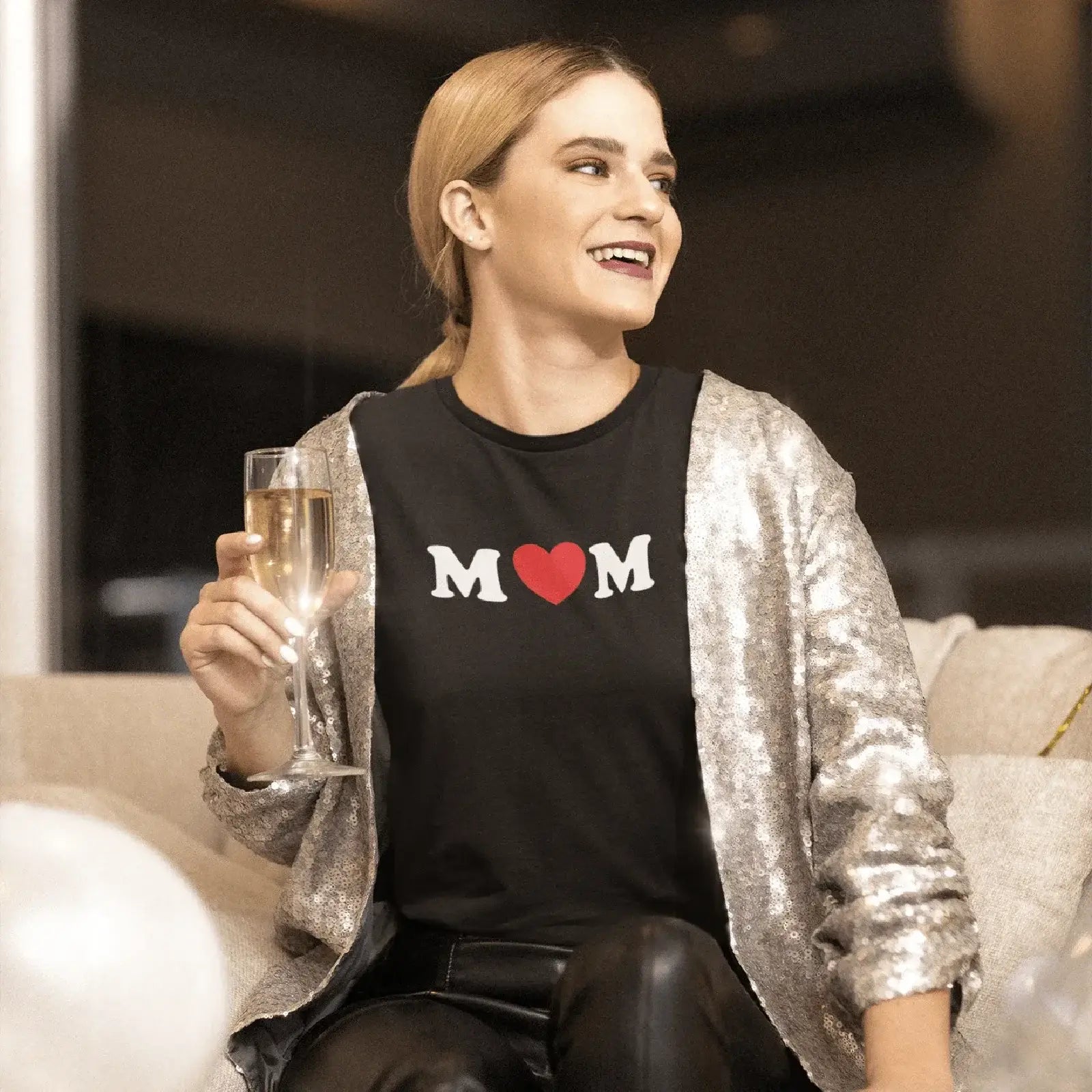 Žena v černém tričku s nápisem mom